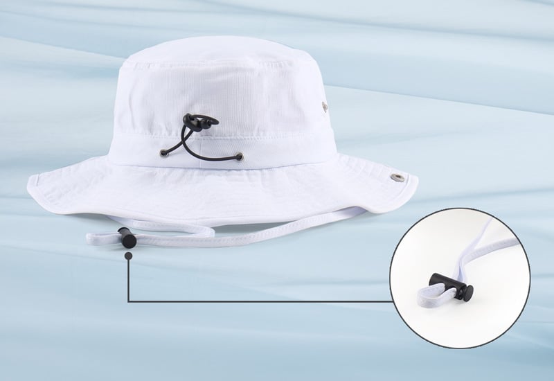 Praktičen nastavljiv podbradni trak za popolno varnost.