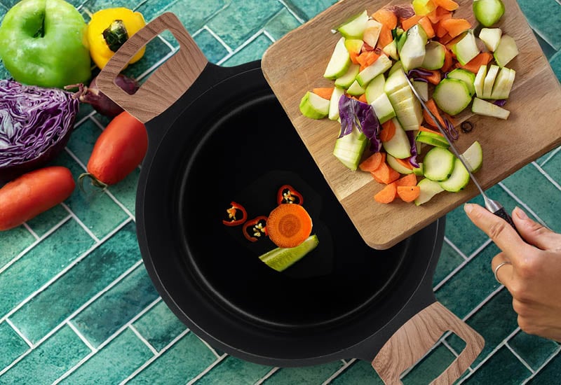 Izbrani kakovostni materiali za hitro kuhanje in dolgo življenjsko dobo posode.