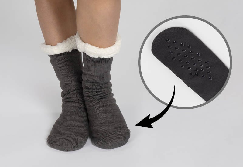 Darilo: mehke nogavičke v istem stilu.