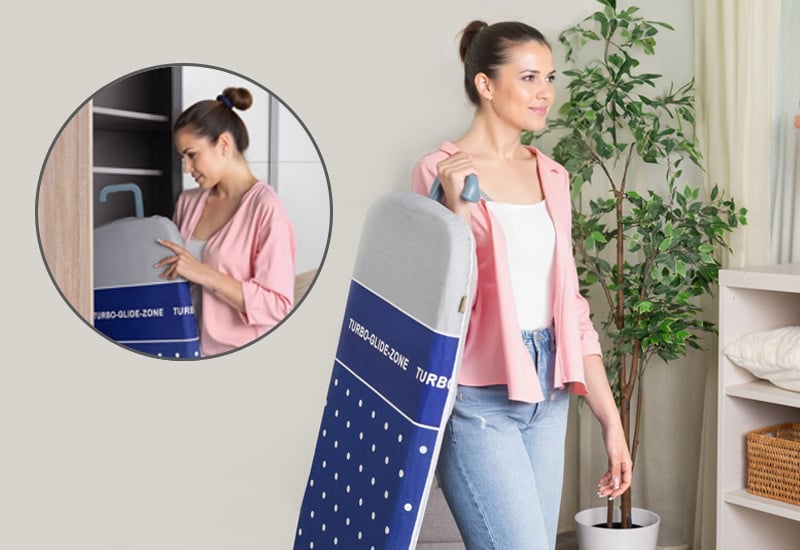 Zložljiva likalna deska z obešalom za enostavno shranjevanje.