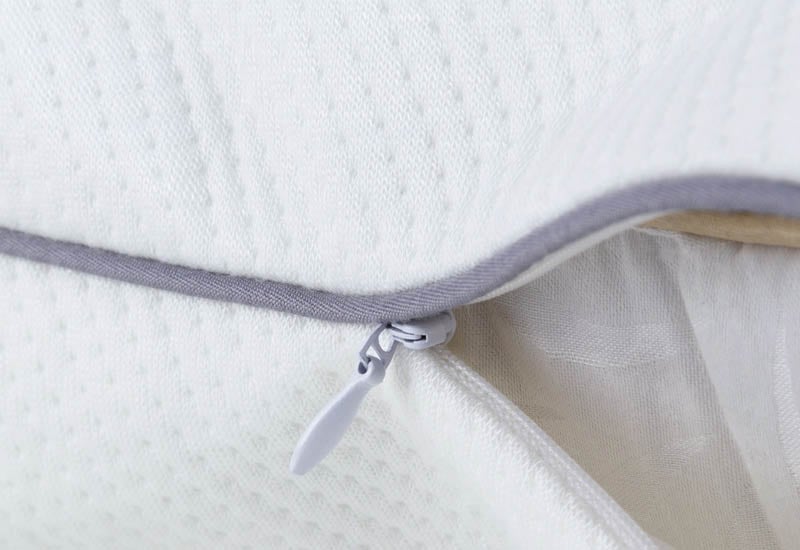 Zadrga za enostavno namestitev in čiščenje.