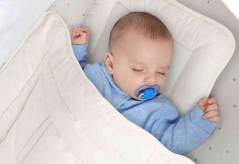 Spalni set za prve mesece otroka.