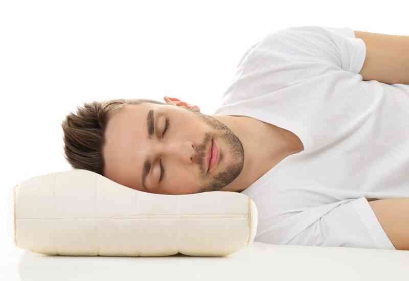 Dvojno jedro za optimalen spanec posameznikov s širšimi rameni